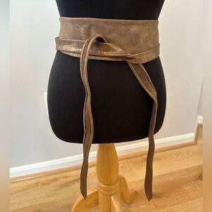 Practically NWOT Ada Leather Belt in “truffle” a shimmery brown/bronze color.